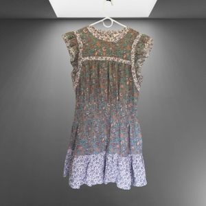 Dress with ruffled sleeves